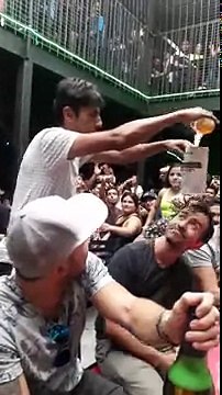 Le tour de magie avec la bière au Chili