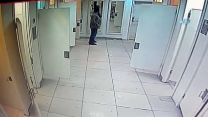 Kıyafet denerken cüzdanını çaldılar...Hırsızlar kamerada