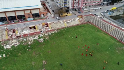 Yıkımı bilmeceye dönen Kartal Stadyumu'nda moloz yığınları arasında tehlikeli antrenman havadan görüntülendi