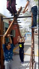 Des enfants font de la balançoire mexicaine