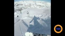 Des snowboardeurs balancent de la neige sur des skieurs qui prennent le télésiège