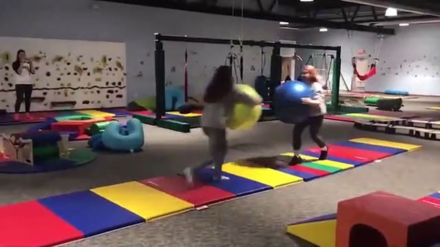 Quand deux filles se rentrent dedans avec un ballon de gym