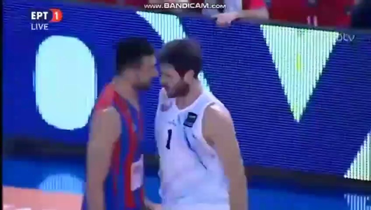 Un joueur de basket met un coup de boule à son adversaire en plein match.