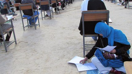 Entretien avec l'Afghane qui a passé un examen avec son bébé