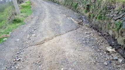 Komşu yolun yağmur suyunu bizim bahçeye bağlamış