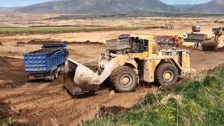 Caterpillar 990F - With Huge Bucket Loading Trucks