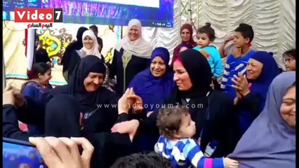 سيدات الوراق يرقصن بصور السيسي أمام اللجان