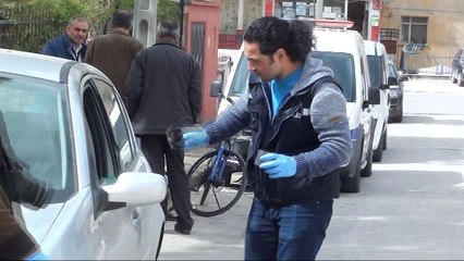 Dedesine geçmiş olsun ziyaretine giden gencin otomobilinden 50 bin lirayı 30 saniyede çaldılar