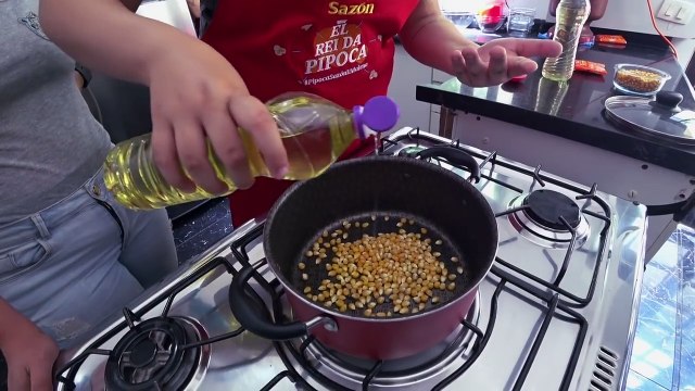 DUELEI COM 2 MULHERES NA COZINHA DA MINHA CASA!