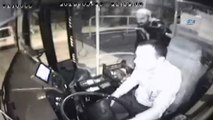 Otobüs şoförünün boğazına bıçak dayayan yolcu kamerada