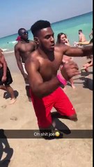 Il fait un Backflip et tampone une fille à la plage