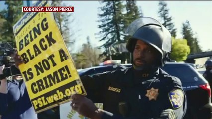 Video herunterladen: Officer Reveals Why He Held Up Sign at Stephon Clark Protest