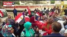 مسيرة احتفالية لطالبات مطروح أمام اللجان الانتخابية