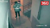 Kishte porositur një picë në shtëpi, vë duart në kokë pasi sheh në kamera çfarë i kishte bërë motoristi picës (360video)