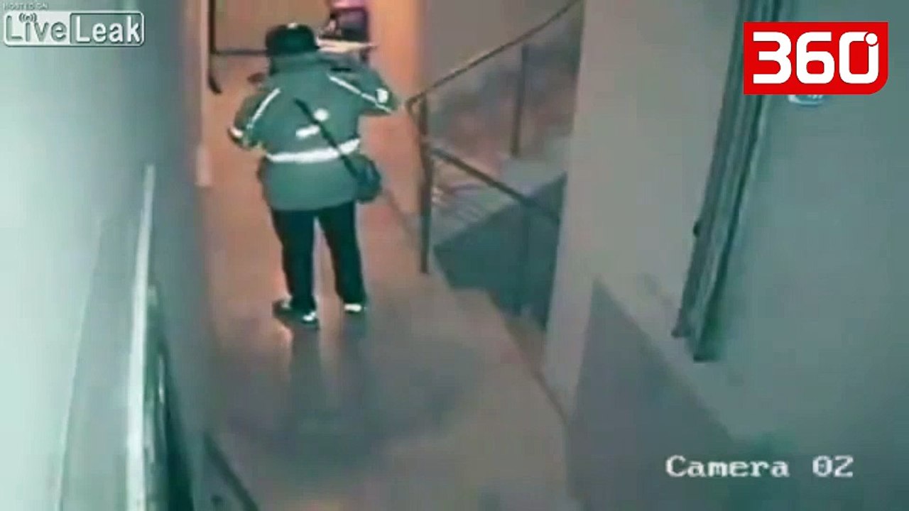 Kishte porositur një picë në shtëpi, vë duart në kokë pasi sheh në kamera çfarë i kishte bërë motoristi picës (360video)