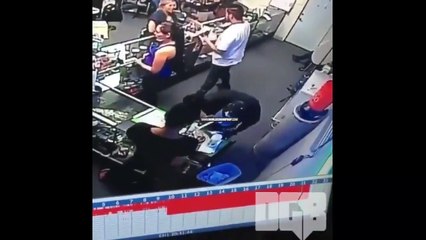 L'herbe qu'il fume est tellement forte qu'il va tomber raide