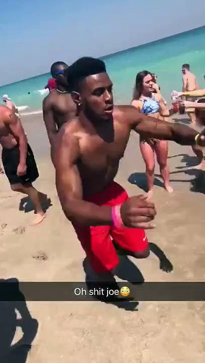 Il tente un Backflip et eclate une fille... Oups désolé!