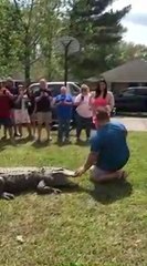 Cette famille américaine s'amuse avec son alligator... Risqué