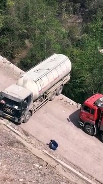 Un camion fait demi-tour au bord d'un ravin