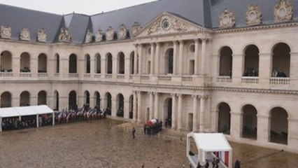 Francia rinde homenaje al gendarme asesinado tras cambiarse por una rehén