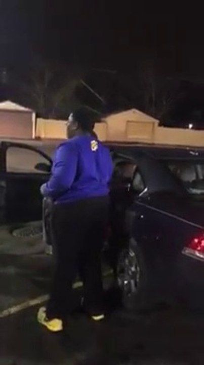 Deux abrutis jouent aux auto-tamponneuses avec de vraies voitures