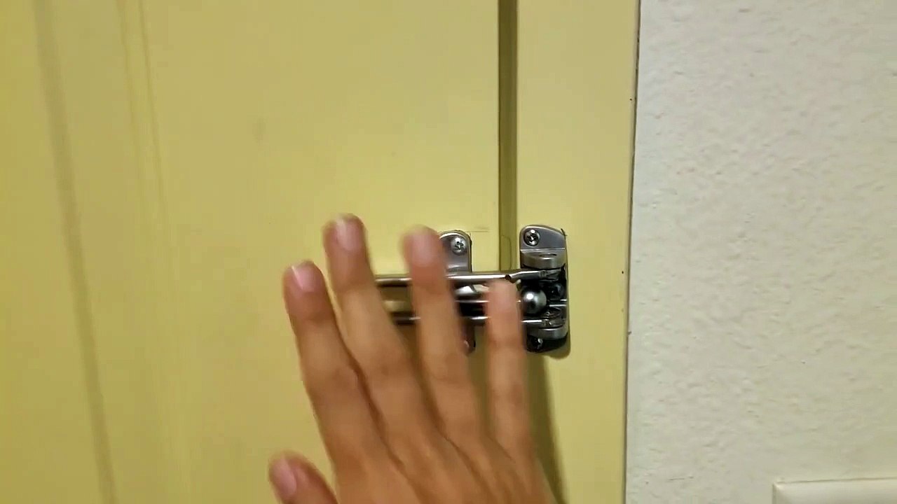 Il dévoile une astuce pour ouvrir une porte de chambre d'hôtel sans clé