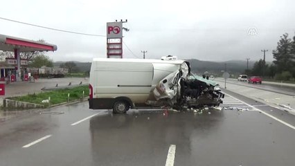 Kamyonet Akaryakıt İstasyonu Tabelasına Çarptı: 1 Yaralı
