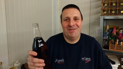 Il présente son pèkèt à la pipe d'Ardenne