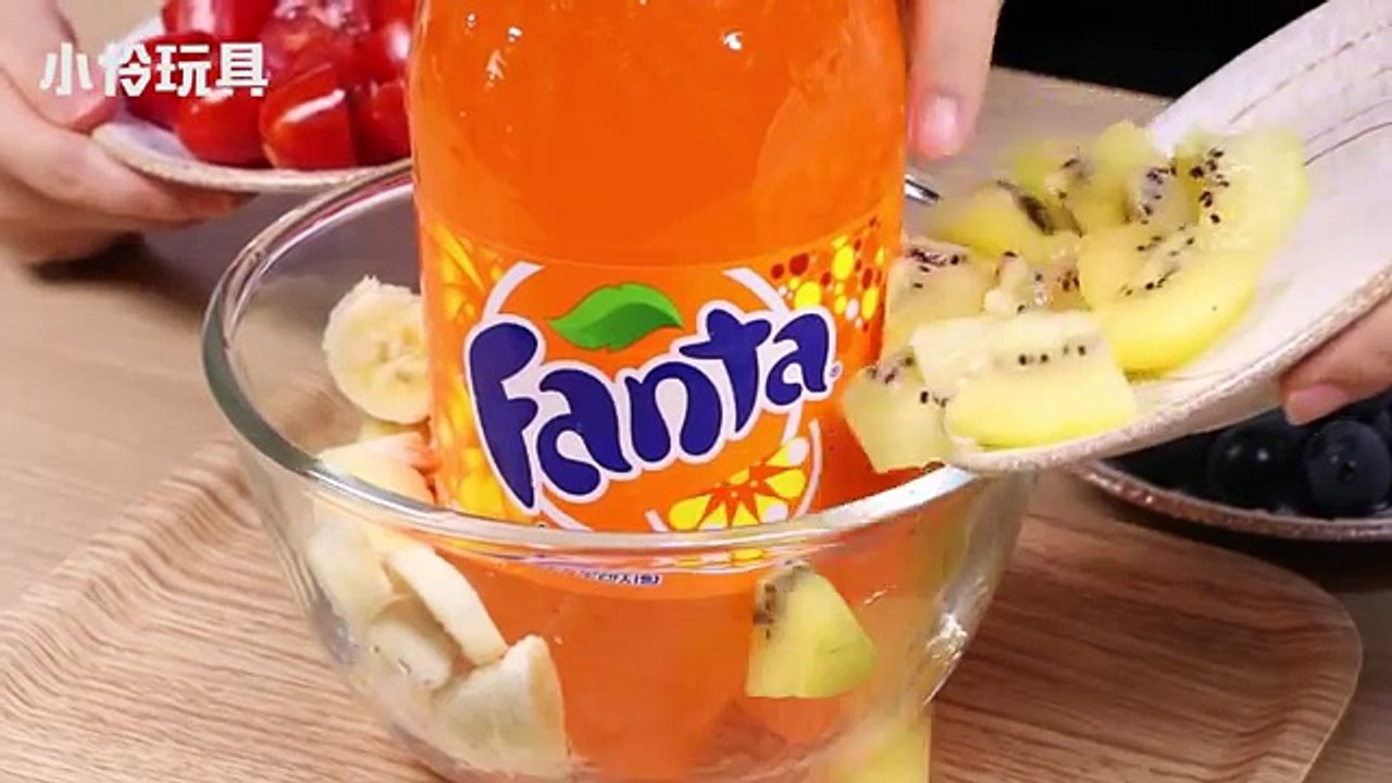自製超勁爆水果汽水噴泉！好玩又好吃！| 小伶玩具 Xiaoling toys
