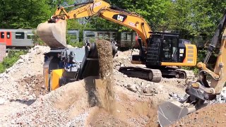 CATERPILLAR 320E BAGGER BELÄDT BRECHERANLAGE excavator feeding crusher