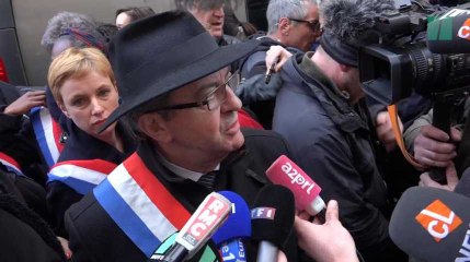 Les images de la réaction de Mélenchon après son exfiltration de la marche blanche