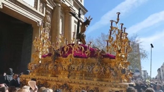 Los días más significativos de las vacaciones de Semana Santa comienzan con retenciones y con previsión de bajada de temperaturas