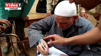 رئيس لجنة بكرداسة يخرج لمسن للإدلاء بصوته