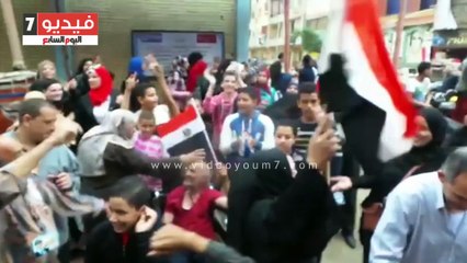 ناخب مسن يرقص احتفالا بالانتخابات فى إمبابة‎