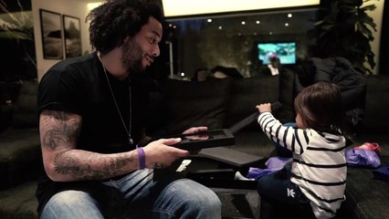 Marcelo recibe un premio por sus 100 mil suscriptores en Youtube