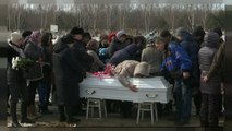 Russia: primi funerali dopo l'incendio. Proteste anti-Putin