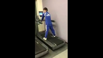 Il tente de courir sur un tapis de course qui va à la vitesse maximum !