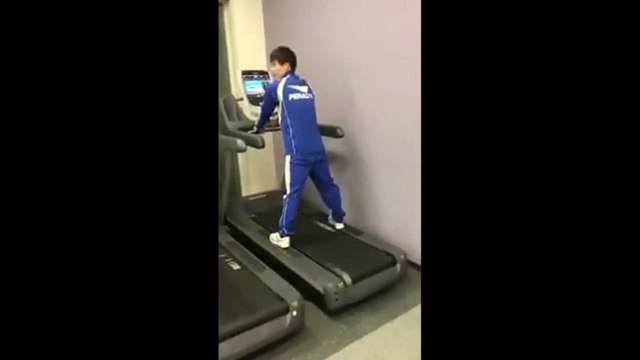 Il tente de courir sur un tapis de course qui va à la vitesse maximum !
