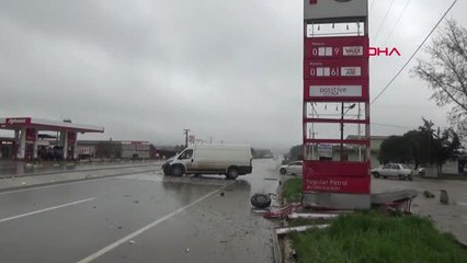 Çanakkale Akaryakıt İstasyonunun Tabelasına Çarpan Kamyonet Sürücüsü Yaralandı