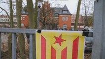 La Fiscalía alemana se da tiempo y Puigdemont asume que su detención se prolongará