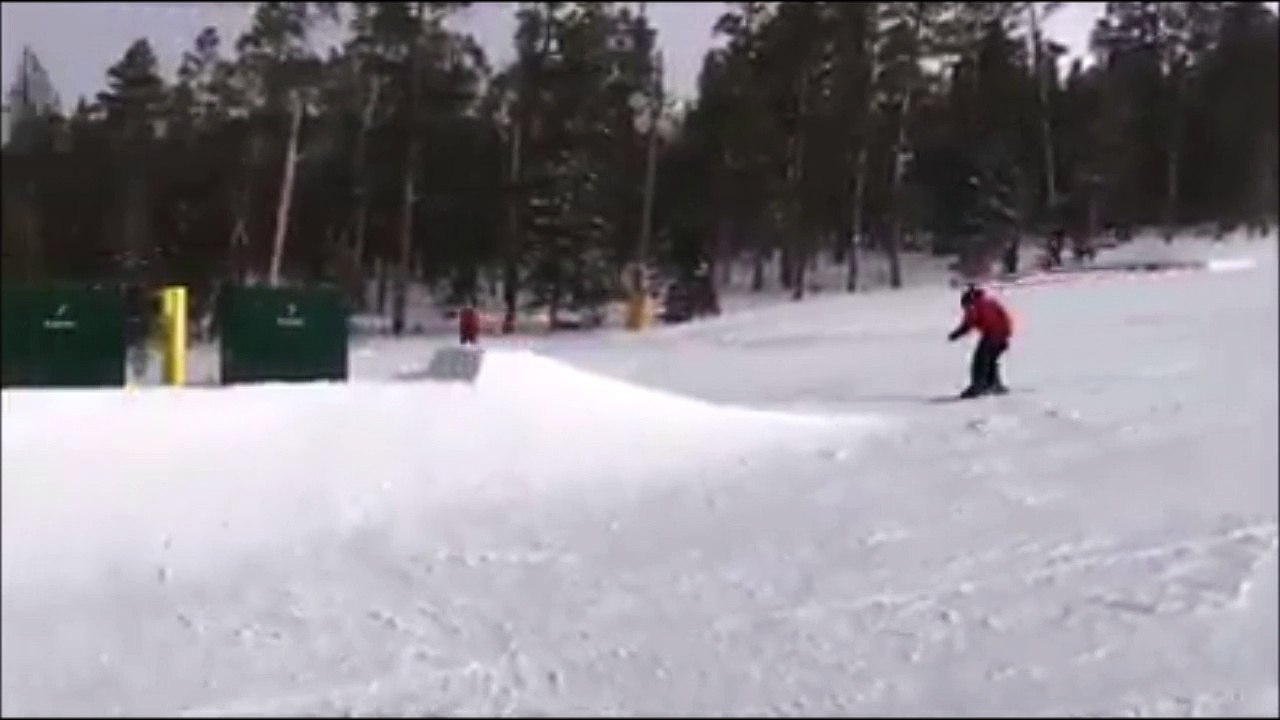 Ce skieur va prendre la gamelle de sa vie... le bruit fait froid dans le dos
