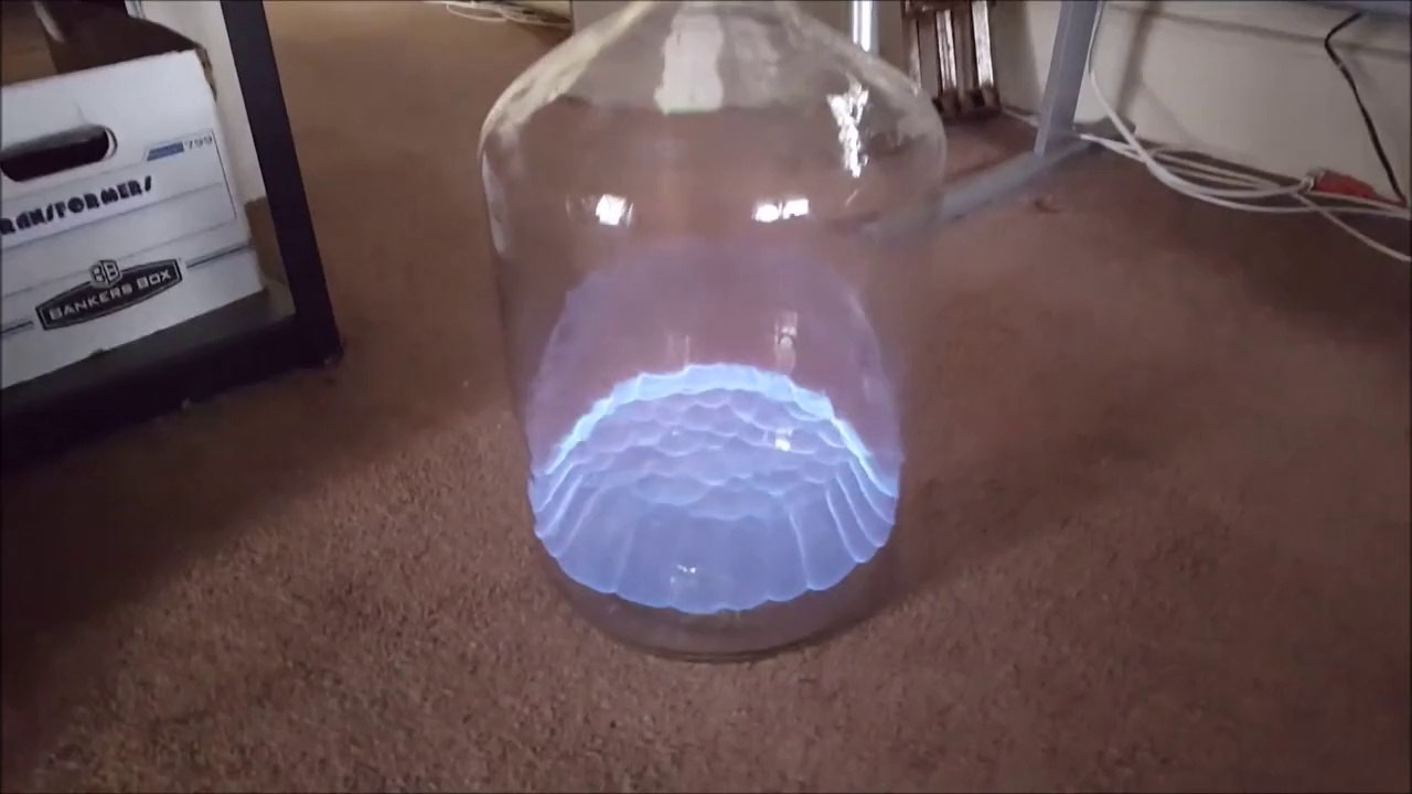 Il enflamme du gaz dans une bouteille : expérience impressionnante