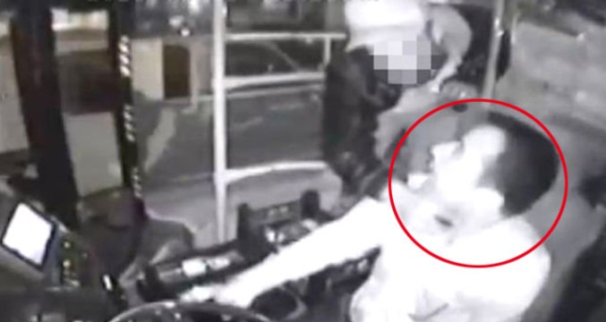 Otobüs Şoförünün Boğazına Bıçak Dayayıp Tehdit Etti! O Anlar Kamerada