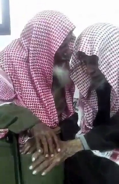 شايب عمره 90 سنة ينصح خويه الشايب الاكبر منه بخمس سنين نصيحة العمر اسمع الدرر