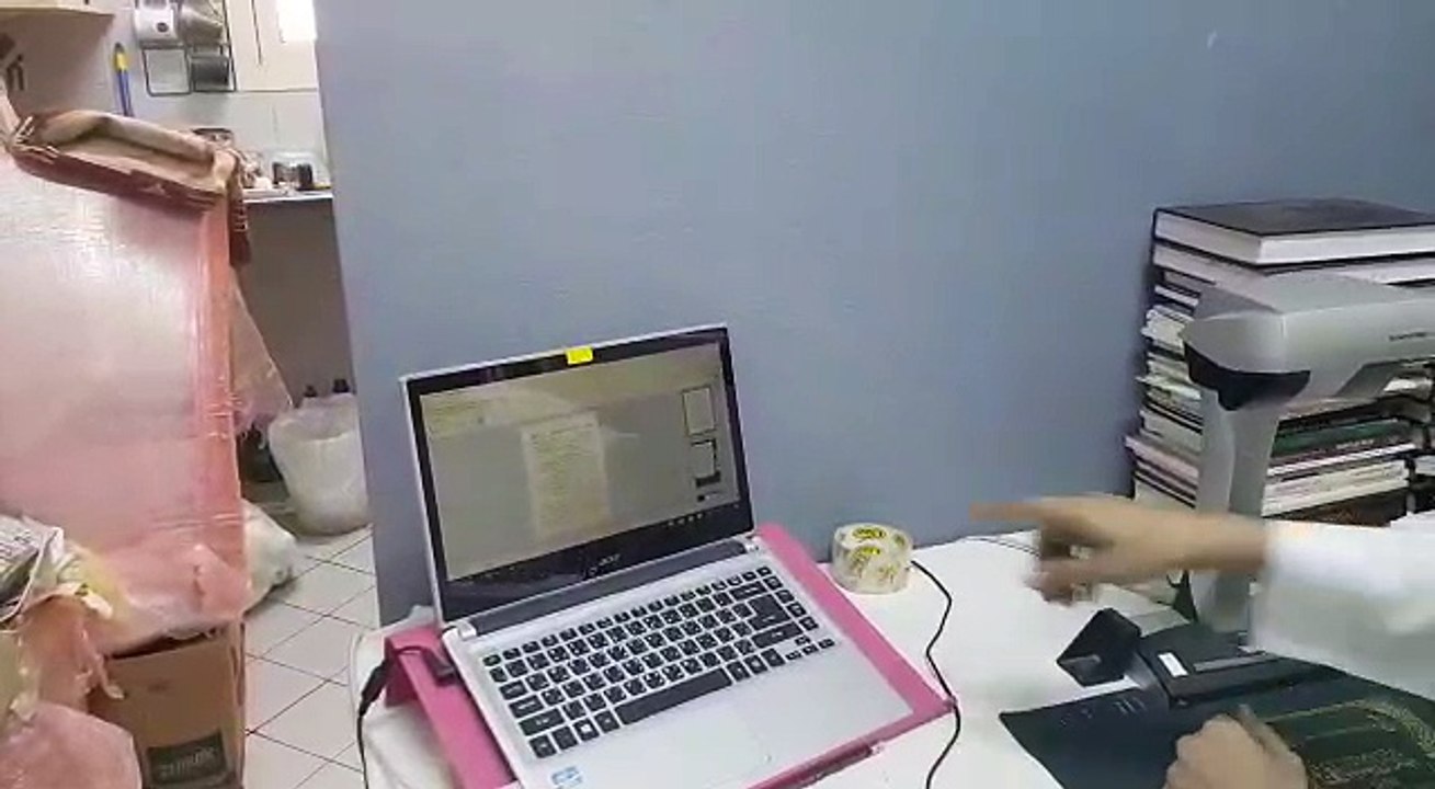 الة بسيطة جدا تحول اي كتاب من ورقي إلى الكتروني وبدقة عالية وفي البيت