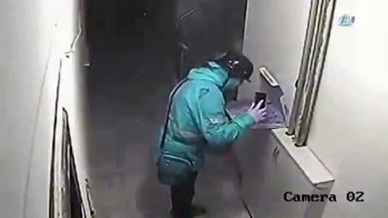 Un livreur crache dans une pizza mais ne sait pas qu’il est filmé