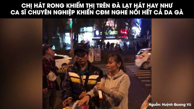 Người phụ nữ khiếm thị tại Đà Lạt hát rong hay như ca sĩ khiến người nghe thổn thức