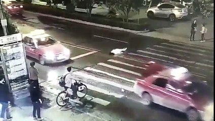 Người phụ nữ bị đâm xe không ai cứu giúp, cảnh tượng 1 phút sau thật đáng sợ