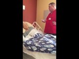 A idosa estava a morrer... Então o enfermeiro tirou algo do bolso e fez-lhe isto...