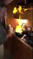 Son mari enflamme la cuisine en préparant des pommes flambées !